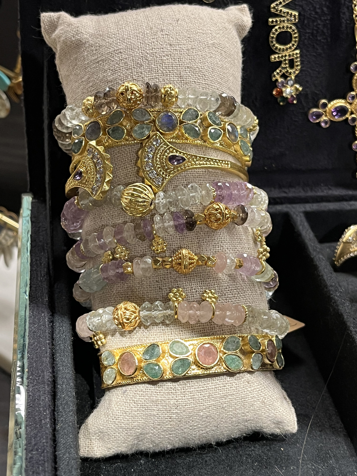 Bracelet plaqué or avec pierrerie en améthyste et labradorite